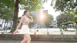 Gカップ柔尻娘とえちえち夕暮れ散歩・お掃除！風のイタズラでエロ尻丸出しw voyeur jp