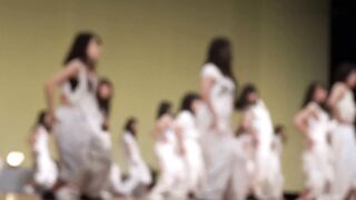 【ポロリ史上最高傑作】超美少女の衣装がズレ落ちて特大ポロリハプニング voyeur jp