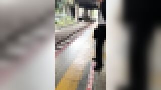 [稲村●美事件]絶対的クラスのマドンナに群がる親父達8人が囲って垂直胴上げで触りまくる卑劣な祭。あの始球式の異様な光景が車内で jvip