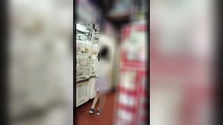 ゲームに夢中の細身の子・水玉パンツをじっくり撮影 jvip