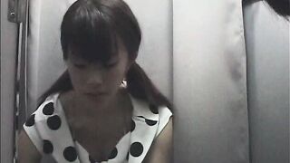 試着室にカメラ！ ブラジャー装着の瞬間！to2437_01_00 voyeur jp 160526 01