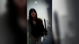 背面から美女のスジが拝めます【突撃！隣の女子トイレ②】 voyeur jp 180526