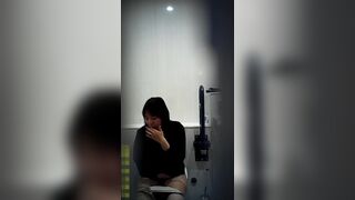 若め女子5名を前後から狙い撃ち【突撃！隣の女子トイレ①】 voyeur jp 180526