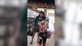 綺麗な奥様のスカ-トの中の秘密 voyeur jp 01-240526