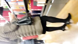 スマホで逆さ撮り56 ミニスカ黒スト人妻ol 仕事帰りに本屋でスカート内撮られてパンティ晒される 素人盗撮 voyeur jp