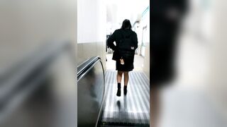 けしからん エスカレーターで盗撮を警戒して最後尾に乗るような娘には悪戯part 20 携帯用 縦動画 voyeur jp