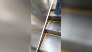 けしからん エスカレーターで盗撮を警戒して最後尾に乗るような娘には悪戯part 45 携帯用 縦動画 voyeur jp