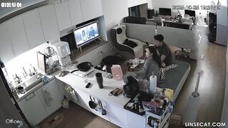 [신작] 경기도에 사는 한 커플이 다시 성관계를 갖고 있다. 여자는 남자친구 위에 앉아 그의 페니스가 자신의 질을 채우는 만족감을 korean porn vip ipcam