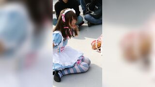 コミックマーケット コスプレ お人形さんのような美形レイヤーさんの 対面ピンク縞パンチラ コミケ voyeur jp