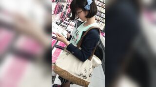 顔出し リボンがかわいいメガネロリを逆さ撮り ぶっかけ voyeur jp