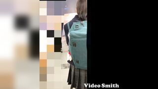 37 立ち読み中ゴメンね① 才色兼美な制服jkちゃんの逆さ撮り風景 voyeur jp