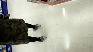 スマホで逆さ撮り75 the 美人女性の純白パンティの撮影に成功 黒スト越しでもばっちし写ってます 素人撮影 voyeur jp